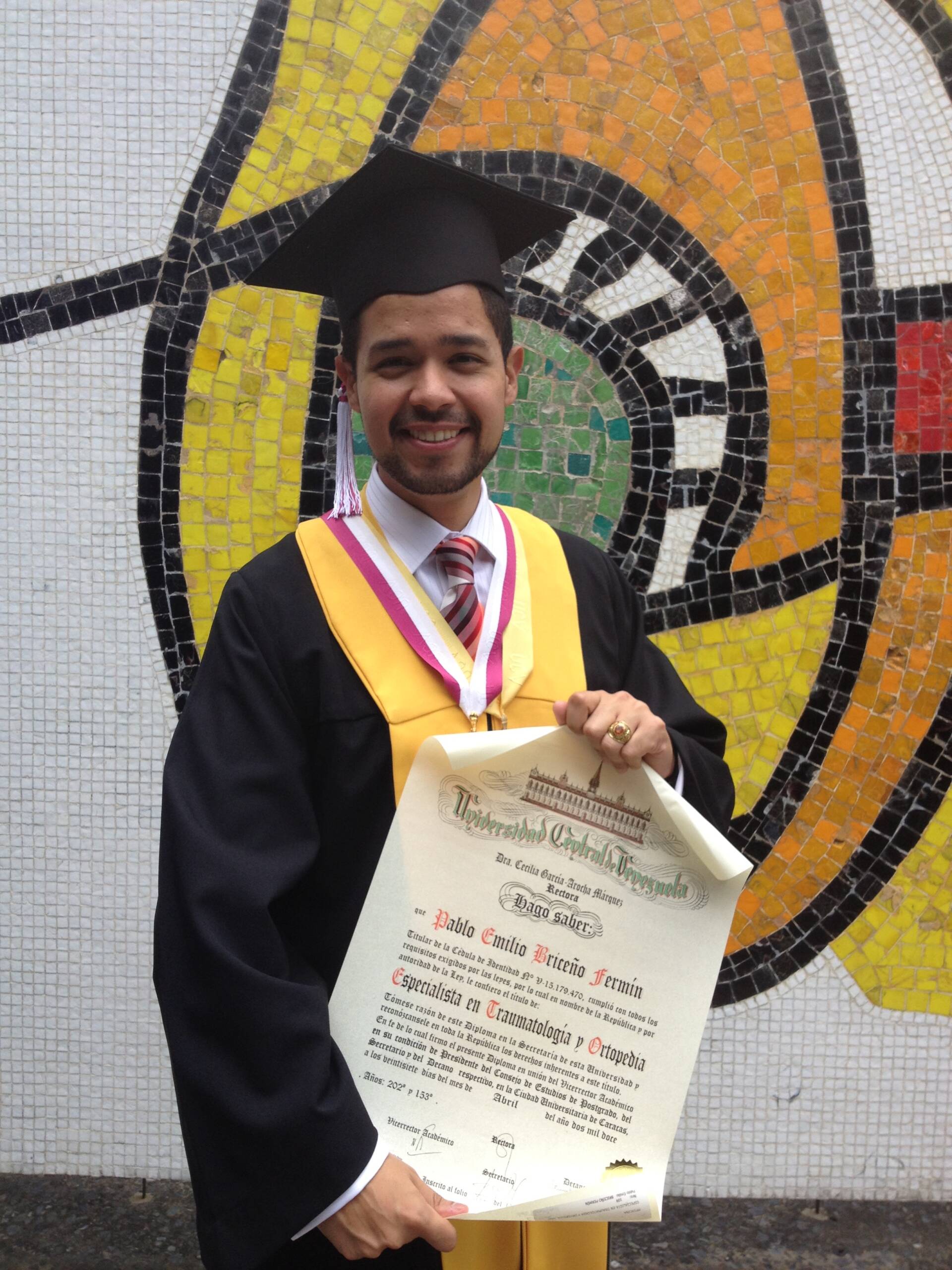 Biografía y trayectoria profesional del Dr. Pablo Briceño, especialista en cirugía ortopédica y traumatología en Caracas.